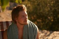 Conversations with Friends – Als die Veranstalter des Stücks jemand anderen besetzen, droht der Kroatien-Urlaub für Nick (Joe Alwyn) ein echter Reinfall zu werden. Doch dann bringt ihn etwas schnell wieder auf andere Gedanken.