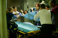 Code Black – Gelingt es Noa (Emily Tyra, 4.v.r.) und ihrem Team, das autistische Mädchen Zoe (Aalyrah Caldwell, M.) zu retten?