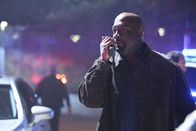 The Rookie – Officer Grey (Richard T. Jones) fordert über sein Funkgerät am Einsatzort Verstärkung an.