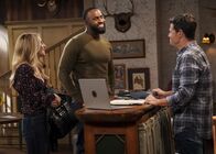 B Positive – Gina Dabrowski (Annaleigh Ashford, l.); Eli Russell (Terrence Terrell, Mitte)