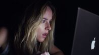 Chloe rettet die Welt – Chloe (Dakota Johnson)