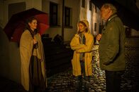 SOKO München – Arthur Bauer (Gerd Silberbauer, r.) und Toni Bischoff (Amanda da Gloria, M.) sprechen mit Anke Aumüller (Ursula Buschhorn, l.) über die Hexensaga.