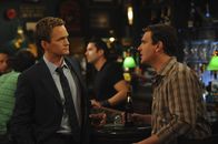 How I Met Your Mother – Marshall (Jason Segel, r.) und Barney (Neil Patrick Harris, l.) gestehen Ted die Wahrheit ...