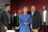Die Rosenheim-Cops – Hofer (Joseph Hannesschläger, r.) und Hansen (Igor Jeftic, l.) spüren, dass Frau Waldhoff (Ilona Grübel, M.) nur die halbe Wahrheit sagt.