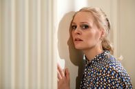 Sturm der Liebe – Annabelle (Jenny Löffler) lauscht an Christophs Tür.