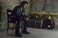 Beauty and the Beast – Gabe (Sendhil Ramamurthy, l.) befürchtet, dass sein Plan nicht aufgeht und ihm bleibt keine andere Wahl, als Catherine (Kristin Kreuk, r.) zu entführen ...