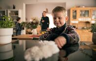 In aller Freundschaft – Im Hause Brentano steht Großputz an, Arzu kommt heute nach ihrem Unfall aus dem Krankenhaus nach Hause. Max (Ben Grünberg, vorn) und Oskar (Leonard Scholz, hi. li.) freuen sich sehr auf ihre Mama und Philipp (Thomas Koch, hi. re.) möchte, dass für die Rückkehr seiner Frau alles perfekt ist.