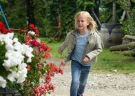 Frühling – Mathilda (Nele Richter) rennt so schnell sie kann, um ihrem Bruder zur Hilfe zu kommen.