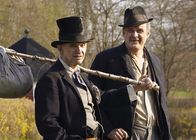 Nils Holgerssons wunderbare Reise – Bo (Johan Ulveson) und Per (Johan Rheborg), die beiden Landstreicher, im Schlossgarten von Svaneholm.