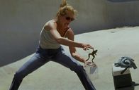 Erin Brockovich – Erin Brockovich (Julia Roberts) entdeckt einen Umweltskandal: Ein nicht abgedichtetes Auffangbecken verseucht seit Jahren das Grundwasser einer Kleinstadt. Nun sammelt sie Hinweise...