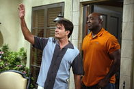 Two and a Half Men – Noch ahnt Charlie (Charlie Sheen, l.) nicht, was er mit Jerome (Michael Clarke Duncan, r.) noch alles erleben wird ...