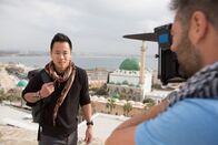 Spuren verlorener Städte mit Albert Lin – Akkon, Israel - Ein Crewmitglied (R) filmt Dr. Albert Lin auf einem Dach der Altstadt von Akkon, Israel. (Blakeway Productions/National Geographic)