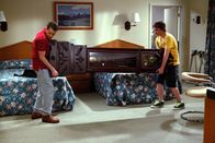Two and a Half Men – Alans (Jon Cryer, l.) Schwieger-Großvater ist gestorben und hat ihm eine wertvolle Standuhr vermacht. Gemeinsam mit seinem Sohn Jake (Angus T. Jones, r.) macht er sich auf die lange Fahrt nach Sacramento, um die Uhr abzuholen ...