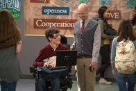 Speechless – JJ DiMeo (Micah Fowler, l.); Mr. Powers (Jonathan Slavin, r.)