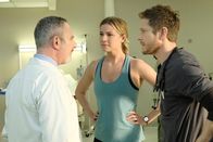 Atlanta Medical – (v.li.) Andy Milder (Stefan Kisic), Emily VanCamp (Nicolette Nevin), Matt Czuchry (Dr. Conrad Hawkins).