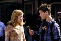 Malcolm mittendrin – Reese (Justin Berfield) erzählt seiner Freundin Alison (Brittany Rene'e Finamore), wie toll sie auf dem Foto aussieht.