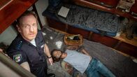 SOKO Wismar – Niklas Norberg (Jonathan Rickelt, r.) liegt leblos in der Kajüte eines Bootes. Offenbar hat der Junge in dem Boot gelebt, wie Timmermann (Mathias Junge, l.) seinen Kollegen berichtet. Ersten Ermittlungen nach hat der junge Mann sein Abitur abgebrochen und dem bürgerlichen Leben den Rücken gekehrt. Aber warum hat er sich für ein Leben als Aussteiger entschieden? Was ist passiert? Hängen der Mord an ihm und seine Flucht aus der Gesellschaft zusammen?