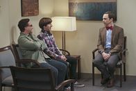 The Big Bang Theory – Leonard (Johnny Galecki, l.), Howard (Simon Helberg, 2.v.l.) und Sheldon (Jim Parsons, r.) wollen eine ihrer Erfindungen patentieren lassen. Doch das wird nicht so einfach, wie gedacht ...