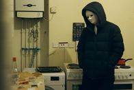 Drug Wars – Die Londoner Studenten Olly und Phil haben im Darknet verschiedene Drogen für ein Partywochenende bestellt. Die Royal Mail liefert das Päckchen an die gewünschte Adresse.