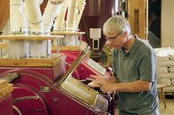 Zu Tisch ... – Müllermeister Uli Stietz prüft das Mehl in seiner Getreidemühle im Remstal.