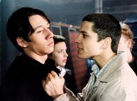 Tatort – Marc (Toni Snetberger,re.), der Geld braucht, kann nicht verstehen, dass Florian (Patrick Diemel, li.) mit der illegalen Hackerei aufhören möchte. (Im Hintergrund Anna Brüggemann als Lisa).