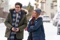 Die gute Fee – (L-R): Santiago Cabrera as Hugh and Isla Fisher as Mackenzie Walsh in GODMOTHERED, exclusively on Disney+. Photo by K.C. Bailey.