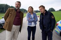 Die Rosenheim-Cops – Mit Hilfe von Polizeihauptmeister Mohr (Max Müller, r.) verschaffen sich die Kommissare Stadler (Dieter Fischer, l.) und Winter (Vanessa Eckart, M.) einen ersten Eindruck vom Tatort.