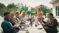 Everyone But Us – Beim Familientreffen von Olas Familie bekommen Hilma (Alba August) und Ola (Björn Gustafsson) irritierende Ratschläge zum Kinderkriegen.