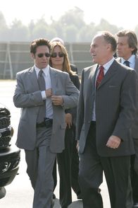 Numb3rs - Die Logik des Verbrechens – Nach und nach kommen Don (Rob Morrow, vorne l.) und sein Team dahinter, dass der Sohn des Firmeninhabers, Malcolm Galway, seinen Vater (Richard Fancy, vorne r.) beeindrucken wollte, indem er 300 Millionen mit seinem Insider-Wissen gemacht hat, und da Lucinda Shay ihm auf die Schliche gekommen war, hat er sie aus dem Weg geräumt ...