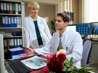 In aller Freundschaft – Dr. Niklas Ahrend (Roy Peter Link) möchte Schwester Arzu am ersten praktischen Tag ihrer Hebammenausbildung eine Freude bereiten. Als Niklas' Halbschwester Dr. Kathrin Globisch (Andrea Kathrin Loewig) die Blumen bemerkt, weist sie Niklas auf die Bedeutung eben dieser hin. Kathrin weiß um Niklas' Gefühle, gibt aber immer wieder zu Bedenken, dass Arzu verheiratet ist. Doch Niklas schmettert die Einwände seiner großen Schwester ab - er glaubt fest daran, dass die wahre Liebe ihren Weg findet.