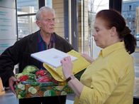 In aller Freundschaft – Charlotte Gauss (Ursula Karusseit) weigert sich nach wie vor, Jakob vor seiner Restauranteröffnung zu unterstützen: für sie ist die Nähe zur Cafeteria eine zu große Konkurrenz. Otto Stein (Rolf Becker) plagt jedoch das schlechte Gewissen und er hat ein Einweihungsgeschenk besorgt - ein Gästebuch.