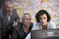 Tatort – Schnell und präzise unterstützt die neue Aushilfe Miriam Häslich (Lucie Heinze) die Kommissare Max Ballauf (Klaus J. Behrendt, M) und Freddy Schenk (Dietmar Bär, l).