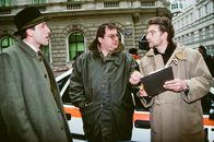 Kommissar Rex – Die Kriminalassistenten Ernst Stockinger (Karl Markovics, li.) und Peter Höllerer (Wolf Bachofner, mi.) nehmen mit einem Spurensicherer (Ernst Josef Lauscher, re.) den Tatbestand auf.