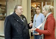 Der Dicke – MDR Fernsehen DER DICKE FOLGE 5, "Unter Verdacht" Uhr. Überschwemmung in der Kanzlei: Gregor Ehrenberg (Dieter Pfaff, l.), Putzfrau Gudrun (Katrin Pollitt, M.) und Lisa (Ulrike Grote, r.) sind not amused.