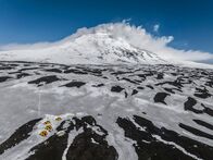 Explorer: Der Lavasee – Der aktive Vulkan Mount Michael erhebt sich über dem Basislager auf Saunders Island, Südliche Sandwichinseln. (National Geographic/Renan Ozturk)