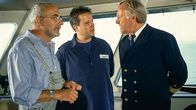 Löwenzahn Classics – Peter (Peter Lustig, l.) als blinder Passagier - wie konnte das passieren? Jetzt muss er für seine Überfahrt auf dem Schiff arbeiten.