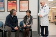 New Amsterdam – V.l.: Dr. Iggy Frome ( Tyler Labine), June Chiang (Wai Ching Ho) und Dr. Vijay Kapoor ( Anupam Kher)