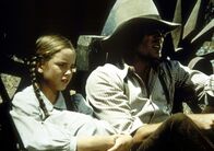 Unsere kleine Farm – Laura (Melissa Gilbert, l.) und Charles (Michael Landon, r.) unterhalten sich über Amos Pike.