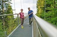 Zengleins Zehn – Moderator Johannes Zenglein (rechts) und Höhenangsttrainerin Heike Tharun auf der Hängebrücke Wildline bei Bad Wildbad.