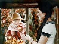 Schneewittchen – Die verkleidete böse Stiefmutter (Marianne Christine Schilling) bietet Schneewittchen (Doris Weikow) einen vergifteten Apfel an.