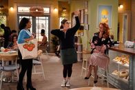 Call Me Kat – (v.l.n.r.) Randi (Kyla Pratt); Kat (Mayim Bialik); Sheila (Swoosie Kurtz)