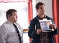 Brooklyn Nine-Nine – Boone (Patton Oswalt, l.); Jake Peralta (Andy Samberg, r.)