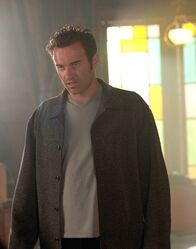 Charmed - Zauberhafte Hexen – Barbas bringt Cole (Julian McMahon) dazu, Unschuldige anzugreifen in dem sicheren Glauben, dass es sich dabei um Dämonen handelt ...
