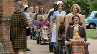 Solange ich atme – Diane (Claire Foy) holt Robin (Andrew Garfield) nach Hause.