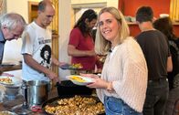 7 Tage ... – hr-fernsehen 7 TAGE ... IN DER KOMMUNE, "Ein Film von Nina Fehr und Anna Barkowski" Uhr. „7 Tage“-Reporterin Nina bei der Essensausgabe n die Kommune ASTWERKe in Escherode.
