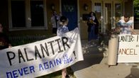 ARD Dokumentarfilm: Watching You - Die Welt von Palantir und Alex Karp – Protest vor dem Privathaus von Alex Karp in Palo Alto.