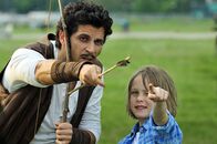 Robin Hood & ich – Hätte Robin Hood (Pasquale Aleardi, l.) den kleinen Lukas (Finn Fiebig, r.) nicht in der Gegenwart getroffen, könnte er nicht Bogenschießen ...