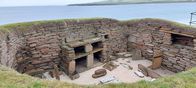 Mythos - Die größten Rätsel der Geschichte – Das Steinzeitdorf "Skara Brae" auf den Orkey-Inseln beeindruckt mit seiner Inneneinrichtung. Bett, Kommode und Vorratskammer zeigen, wie komfortabel die Menschen schon damals leben.