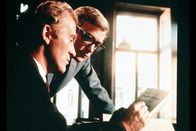 Ipcress - Streng geheim – Harry Palmers (Michael Caine, re.) Kollege Carswell (Gordon Jackson, li.) zeigt ihm die geheime Ipcress-Akte.