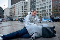 Tatort – Robert Karow (Mark Waschke) betrachtet am Tatort die Leiche des ehemaligen Politikers Jürgen Weghorst (Philipp Lind, vorne).